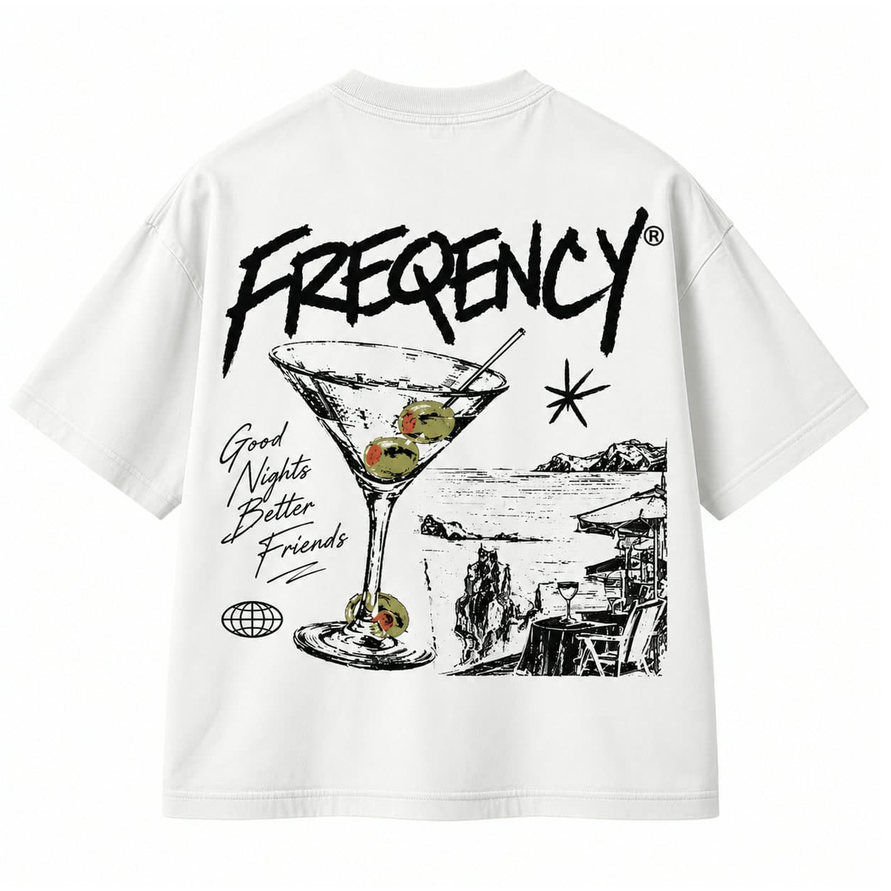 Camiseta branca vista de costas com taça de martini, mesa à beira-mar e a frase Good Nights Better Friends