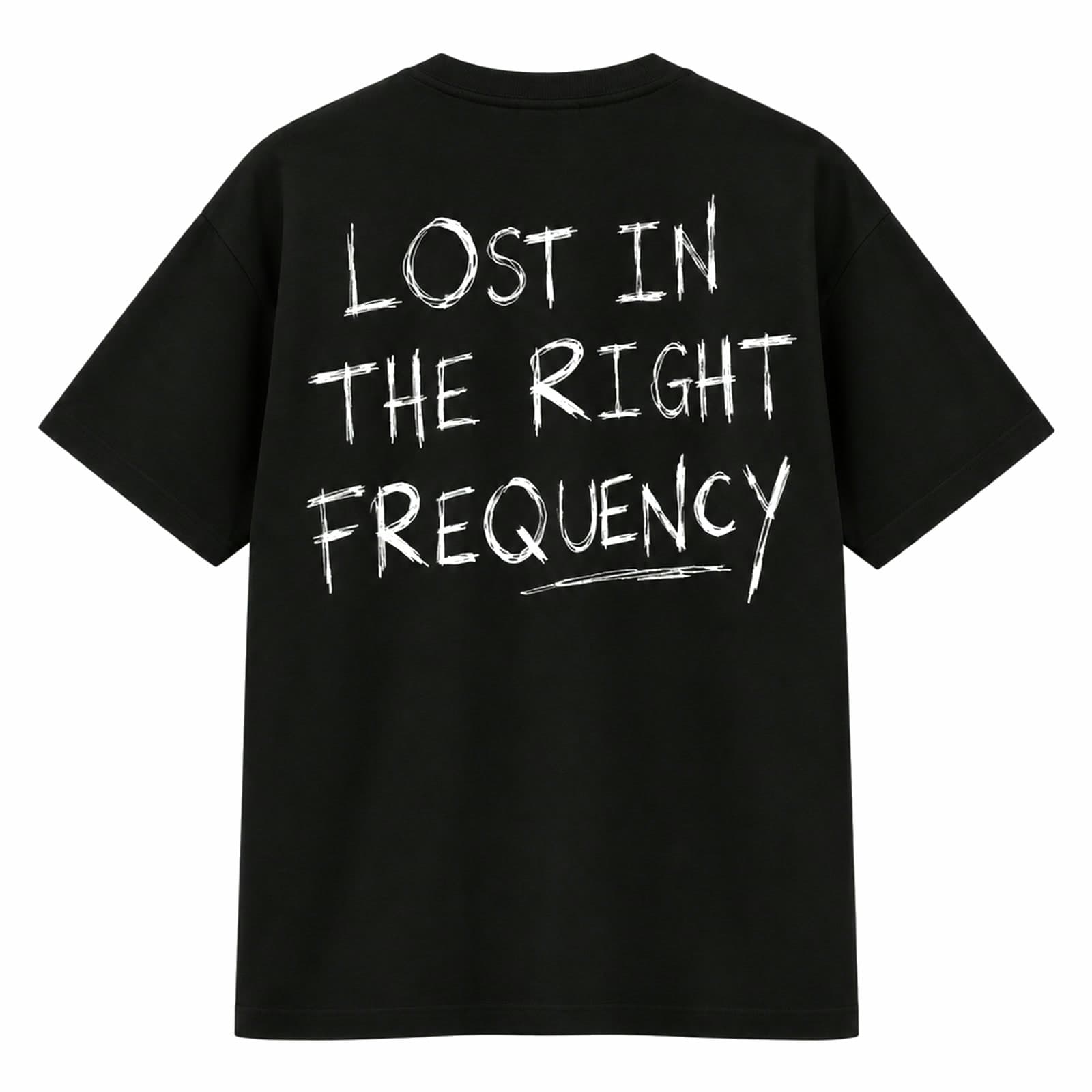 Camiseta preta vista de costas com a estampa Lost in the Right Frequency desenhada à mão em branco