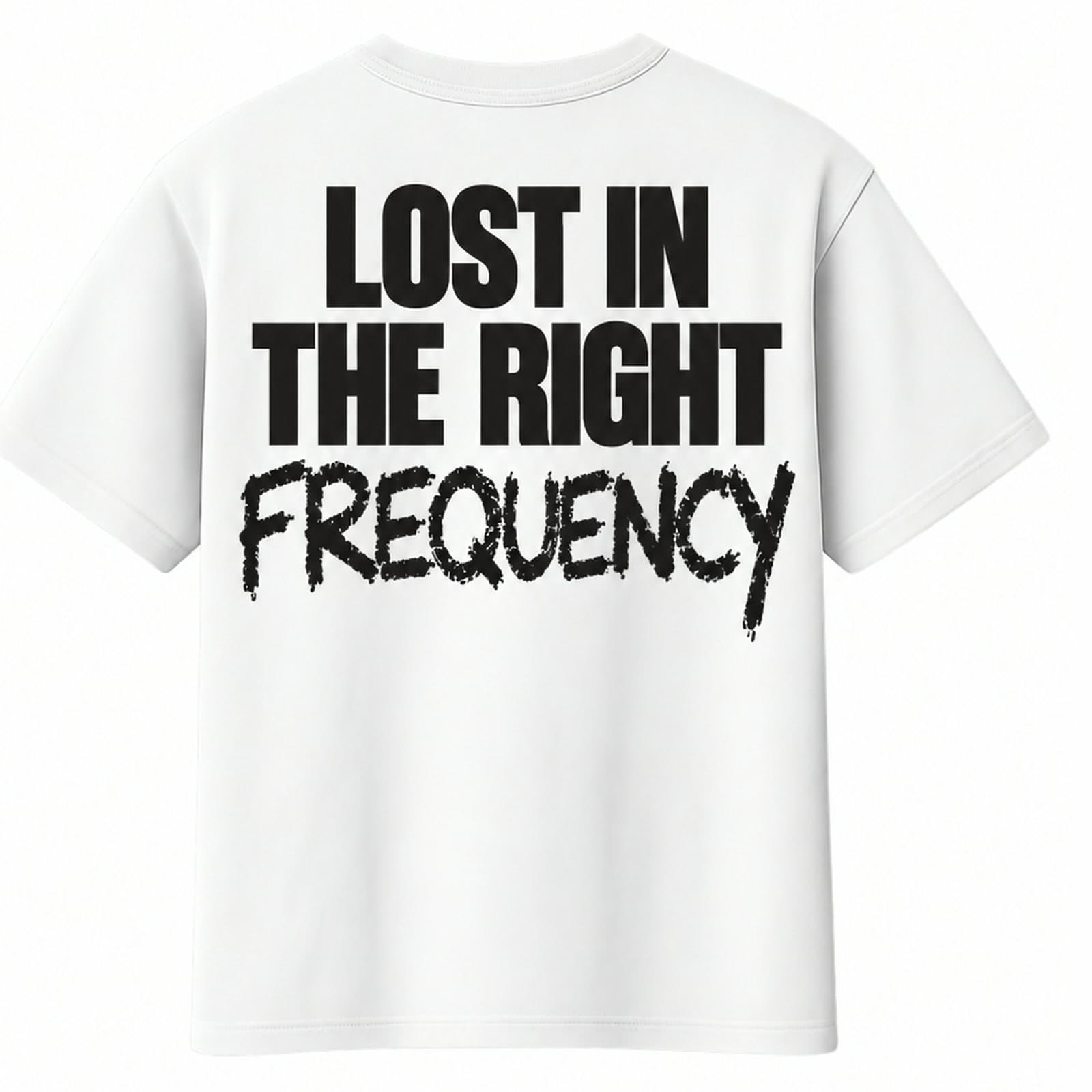 Camiseta branca vista de costas com a estampa Lost in the Right Frequency em preto