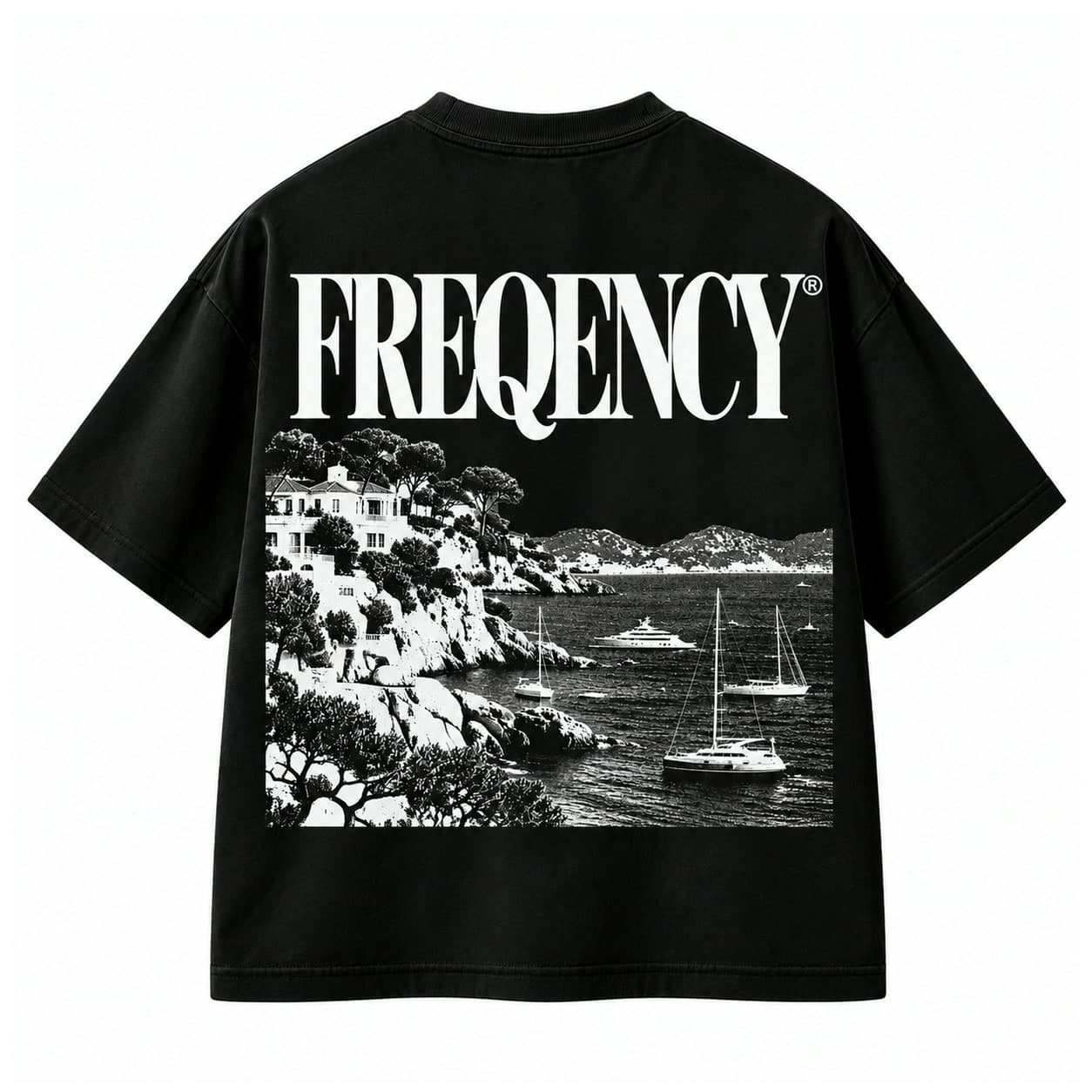 Camiseta preta vista de costas com o nome FREQENCY em branco sobre uma paisagem mediterrânea com veleiros
