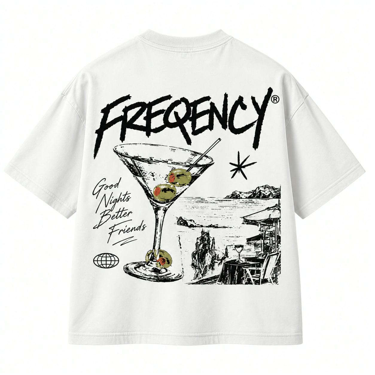 Camiseta branca vista de costas com taça de martini, mesa à beira-mar e a frase Good Nights Better Friends