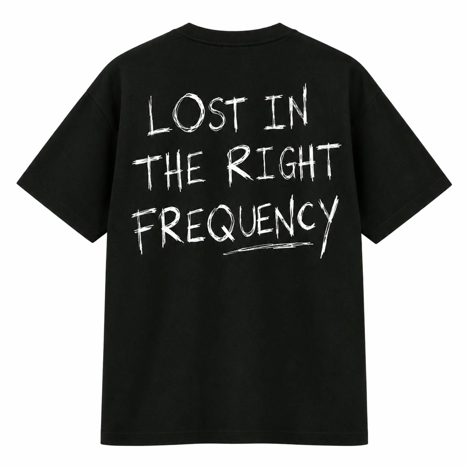 Camiseta preta vista de costas com a estampa Lost in the Right Frequency desenhada à mão em branco