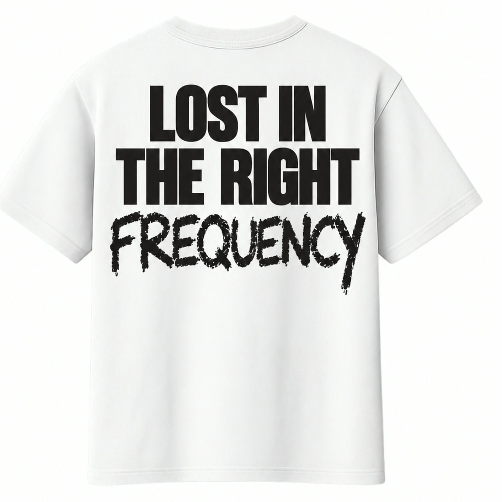 Camiseta branca vista de costas com a estampa Lost in the Right Frequency em preto