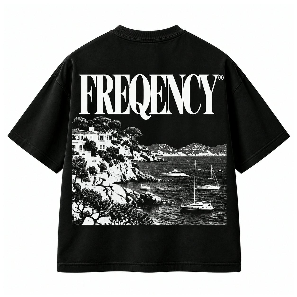 Camiseta preta vista de costas com o nome FREQENCY em branco sobre uma paisagem mediterrânea com veleiros