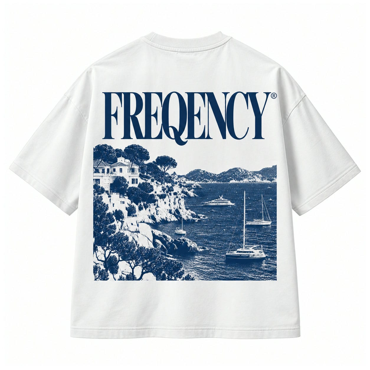 Camiseta branca vista de costas com o nome FREQENCY em azul sobre uma paisagem mediterrânea com veleiros